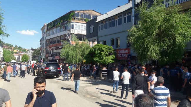 Dersim'de polis, kimlik kontrolü yaptığı kadının başına silah dayadı