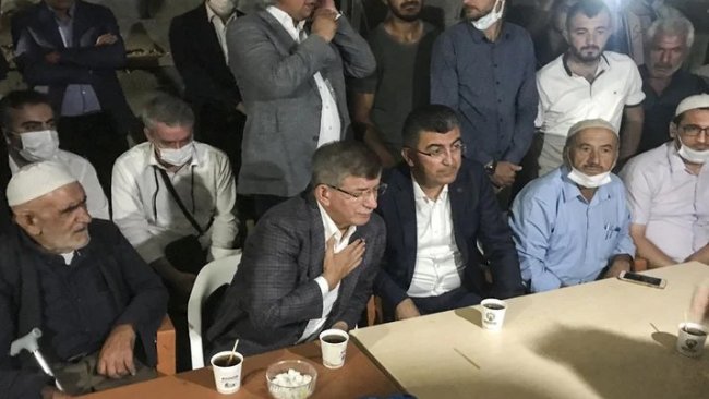 Davutoğlu'ndan Konya'da katledilen ailenin yakınlarına taziye ziyareti