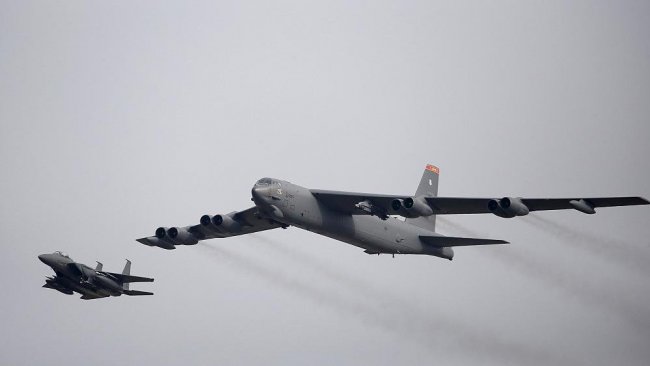 ABD B-52 bombardıman uçakları,Taliban mevzilerini vurdu