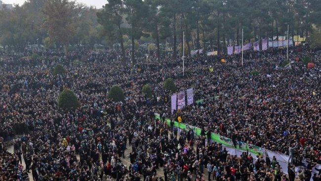 İran'da protesto! Halk sokağa döküldü