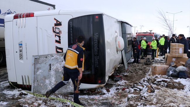 Ağrı'da yolcu otobüsü devrildi: 12 yaralı