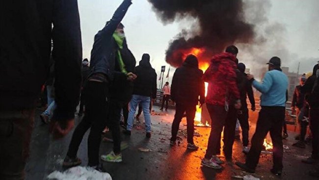 Yoksulların ateşi İran’da! Ekonomik kriz protestoları çatışmaya dönüştü.