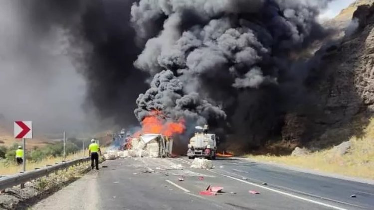 Ağrı’da çarpışan TIR ile kamyon alev aldı