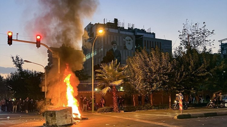 İran'da protestolar sürüyor:  'internet kesilebilir'