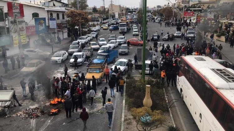 İran'da Kürtlerden sonra Azeriler'de sokaklarda