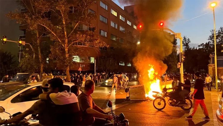 İran'da Jina Emini protestoları: Tahran'da üniversite öğrencilerine  sert müdahale