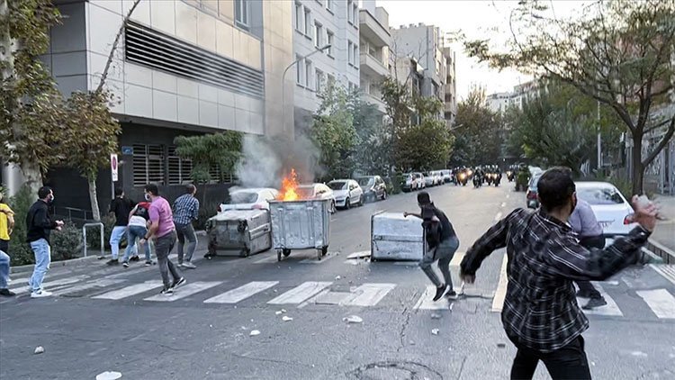 Jina Emini protestoları İran'da yeniden alevlendi! 