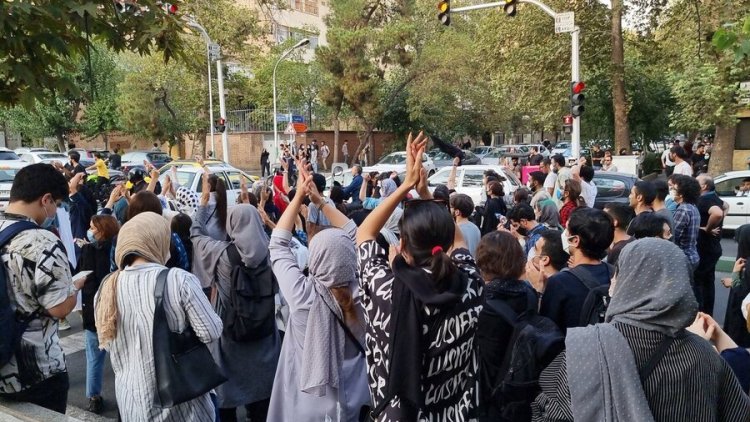 İran’da öğrenciler tehditlere rağmen sokaklara döküldü