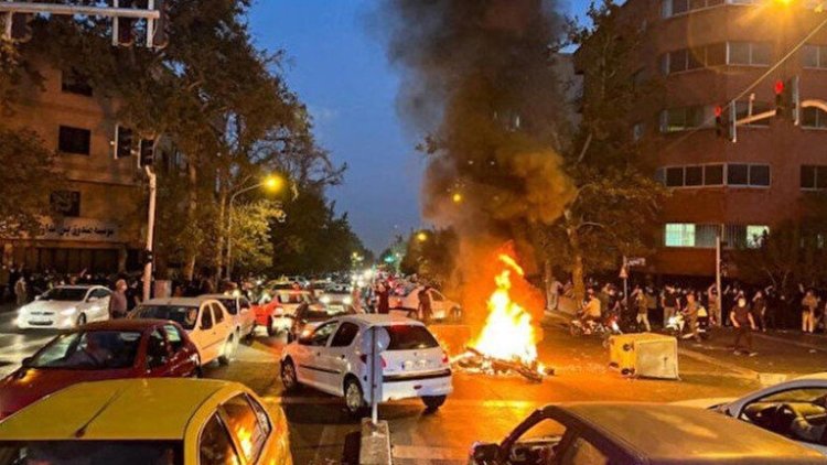 İran'daki protestolarda bir albay öldürüldü