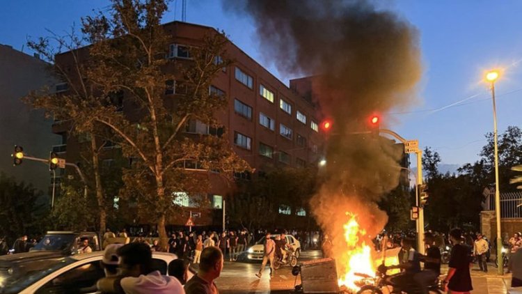 İran'da cenaze törenleri protesto eylemlerine dönüştü