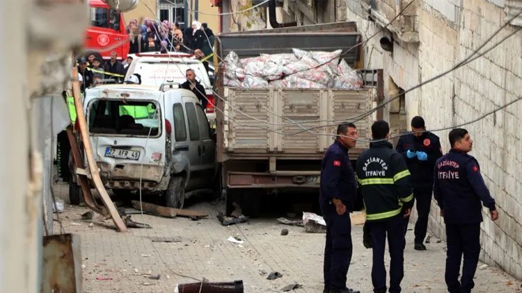 Antep'te kömür yüklü kamyonet çocuklara çarptı: 1 ölü, 2 yaralı