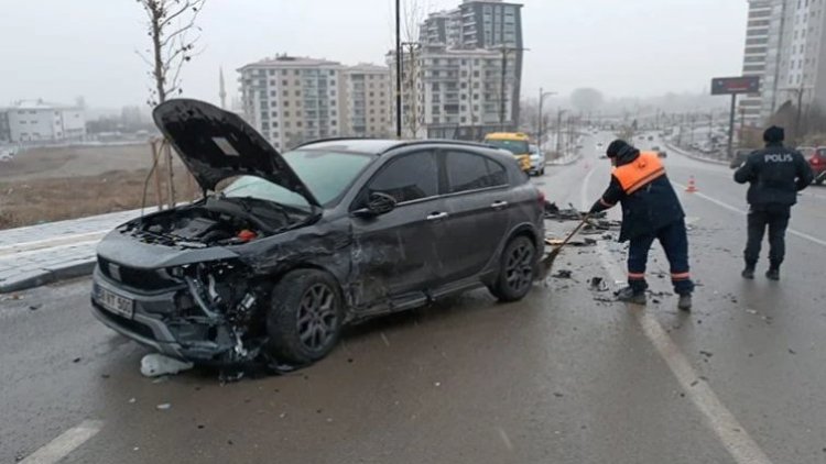 Sivas'ta zincirleme kaza: 1’i polis 4 yaralı