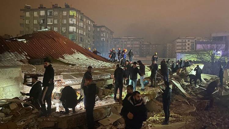 7.4'lük deprem 10 ili vurdu; Büyük yıkım var!