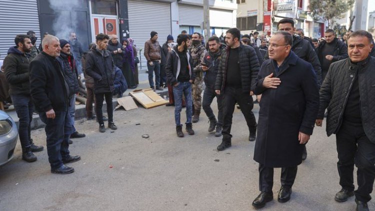 Bekir Bozdağ ve AKP'li vekil Diyarbakır'da yuhalandı