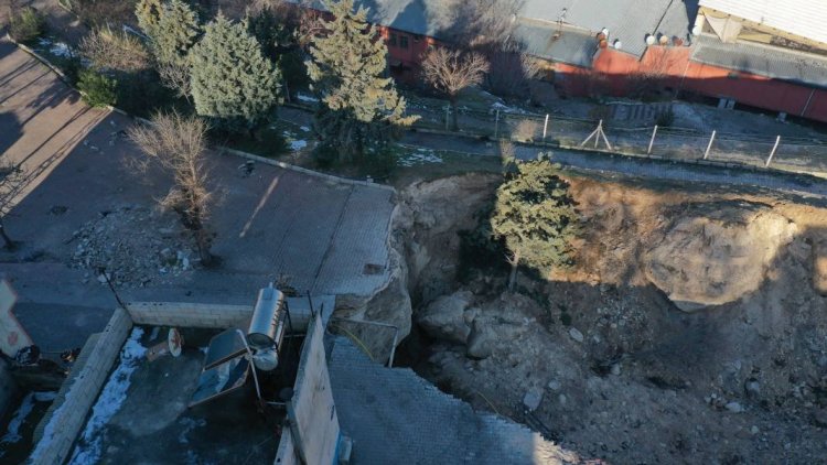 Antep'te depremin etkisiyle devasa çukur oluştu