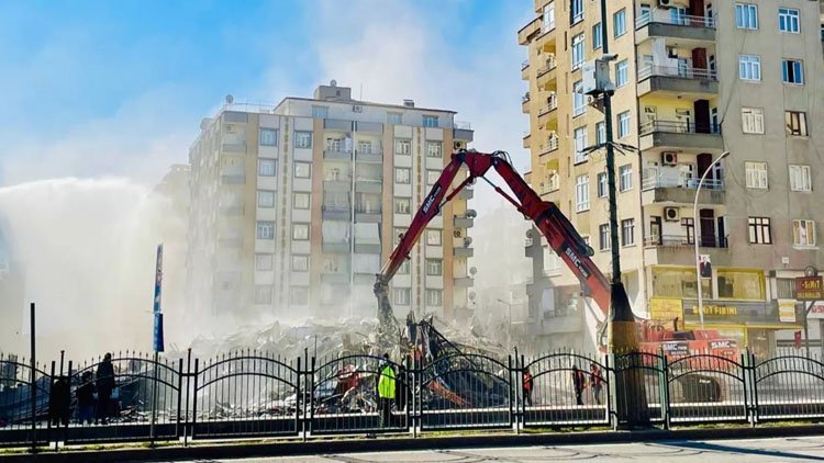 Diyarbakır’da yıkımına başlanan 9 katlı bina çöktü