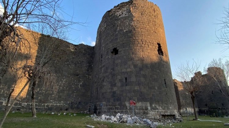 Diyarbakır Surları’nın 30 bölümü zarar gördü