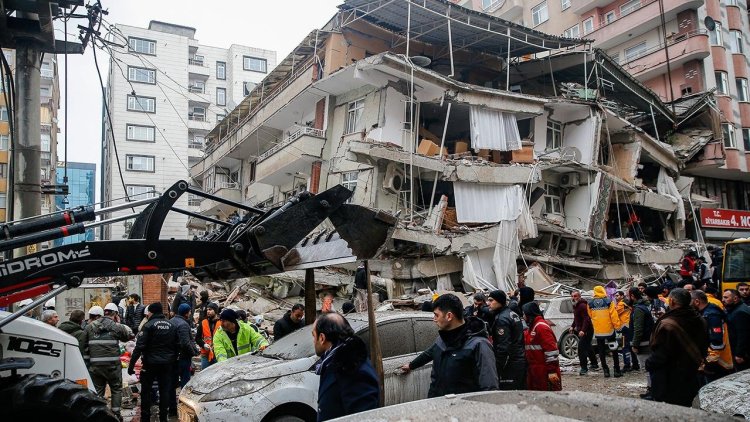 Diyarbakır'da 2 müteahhit yaptıkları binanın enkazında kalarak öldü