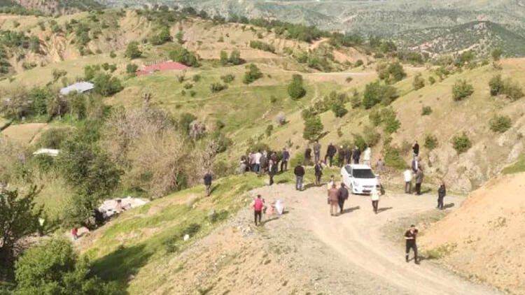 Diyarbakır'da minibüs şarampole devrildi: 2 ölü, 13 yaralı