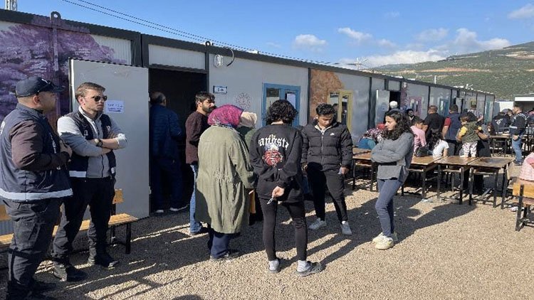 Deprem bölgesinde seçmeler sandık başına gitti