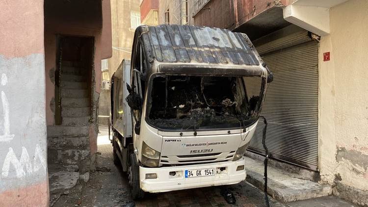 Diyarbakır'da belediyenin çöp aracı ateşe verildi