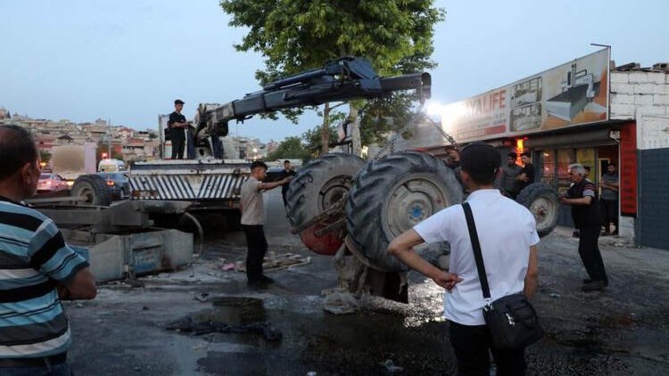 Antep'te traktör ile okul servisi çarpıştı: 1 kişi yaşamını yitirdi