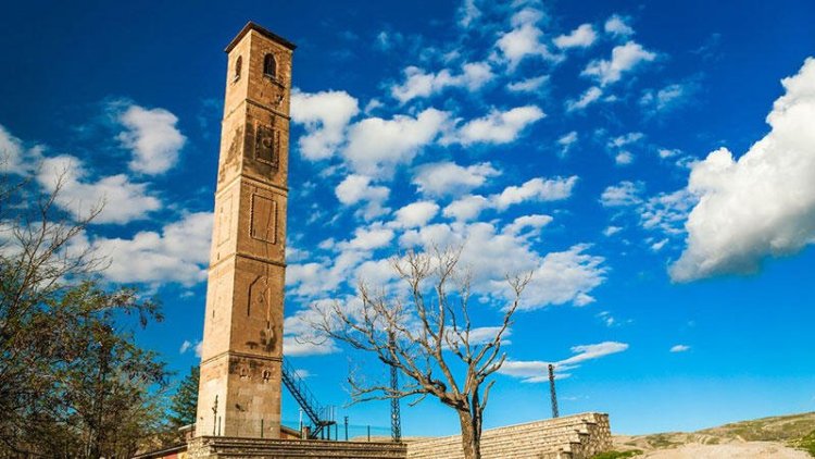 Diyarbakır'daki 'Kırık Minare'den taşlar düşmeye başladı