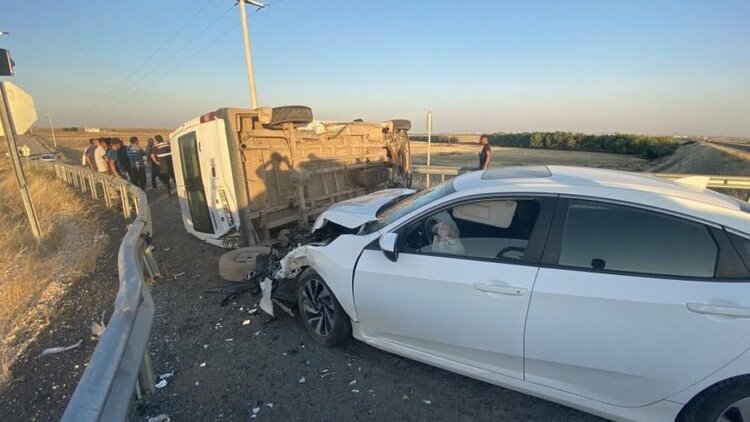 Diyarbakır’da işçi servisi ile otomobil çarpıştı: 7 yaralı