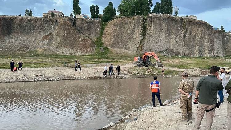 Ağrı'da hayvanları nehrin karşısına geçirmeye çalışan çocuk boğuldu