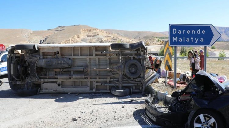 Malatya'da feci kaza! Minibüs ile otomobil çarpıştı, çok sayıda yaralı var