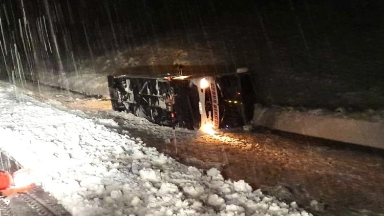 Bingöl’de 2 yolcu otobüsü devrildi: 22 yaralı